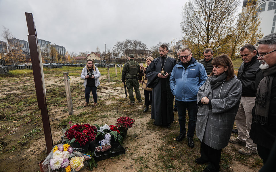 Σακελλαροπούλου στην Ουκρανία: Επίσκεψη στους ομαδικούς τάφους στην Μπούτσα-1