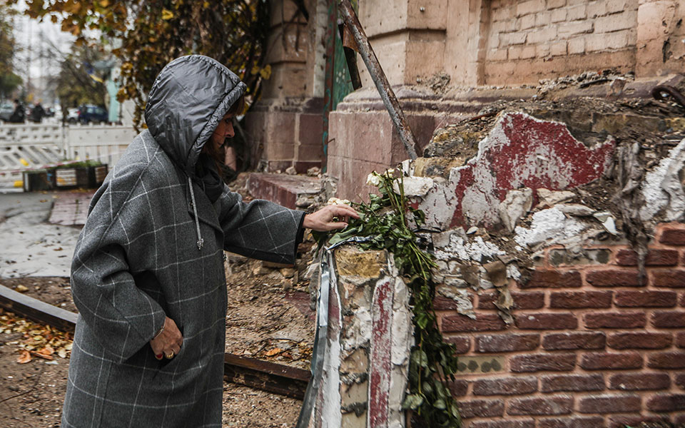 Σακελλαροπούλου στην Ουκρανία: Επίσκεψη στους ομαδικούς τάφους στην Μπούτσα-2