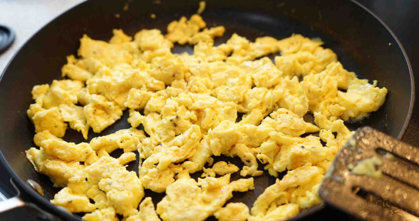 ta-teleia-scrambled-eggs-kai-8-diaforetikoi-tropoi-na-ta-ftiaxoyme-1