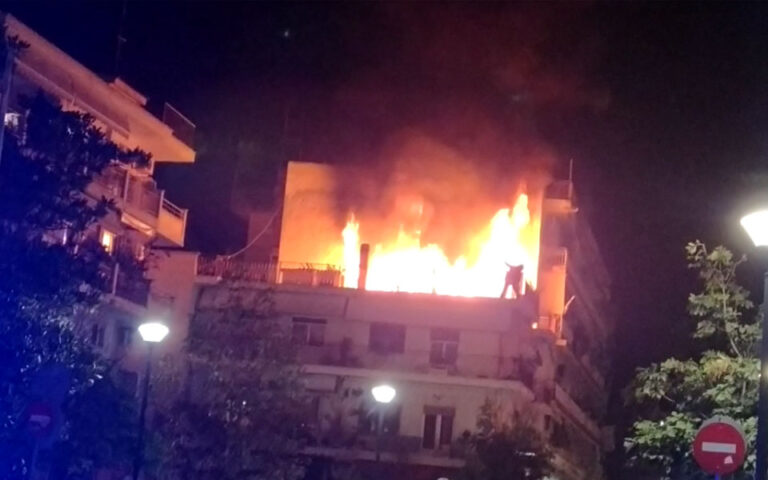 Σέρρες: Στις φλόγες ταράτσα πολυκατοικίας στο κέντρο της πόλης