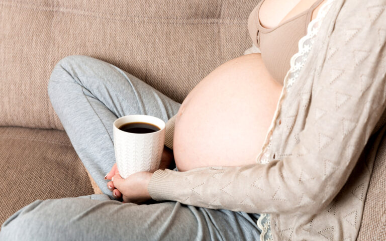 Δύο καφέδες τη μέρα στην εγκυμοσύνη μπορεί να οδηγήσουν στη γέννηση πιο κοντού παιδιού