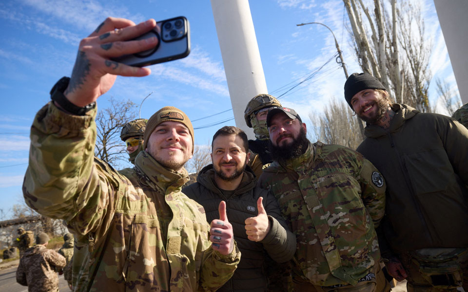 Στη Χερσώνα ο Ζελένσκι – Ευχαρίστησε τους συμμάχους της Ουκρανίας-5