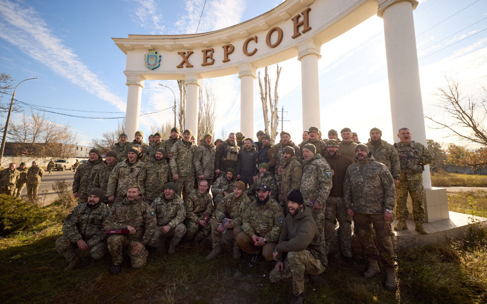Στη Χερσώνα ο Ζελένσκι – Ευχαρίστησε τους συμμάχους της Ουκρανίας-6