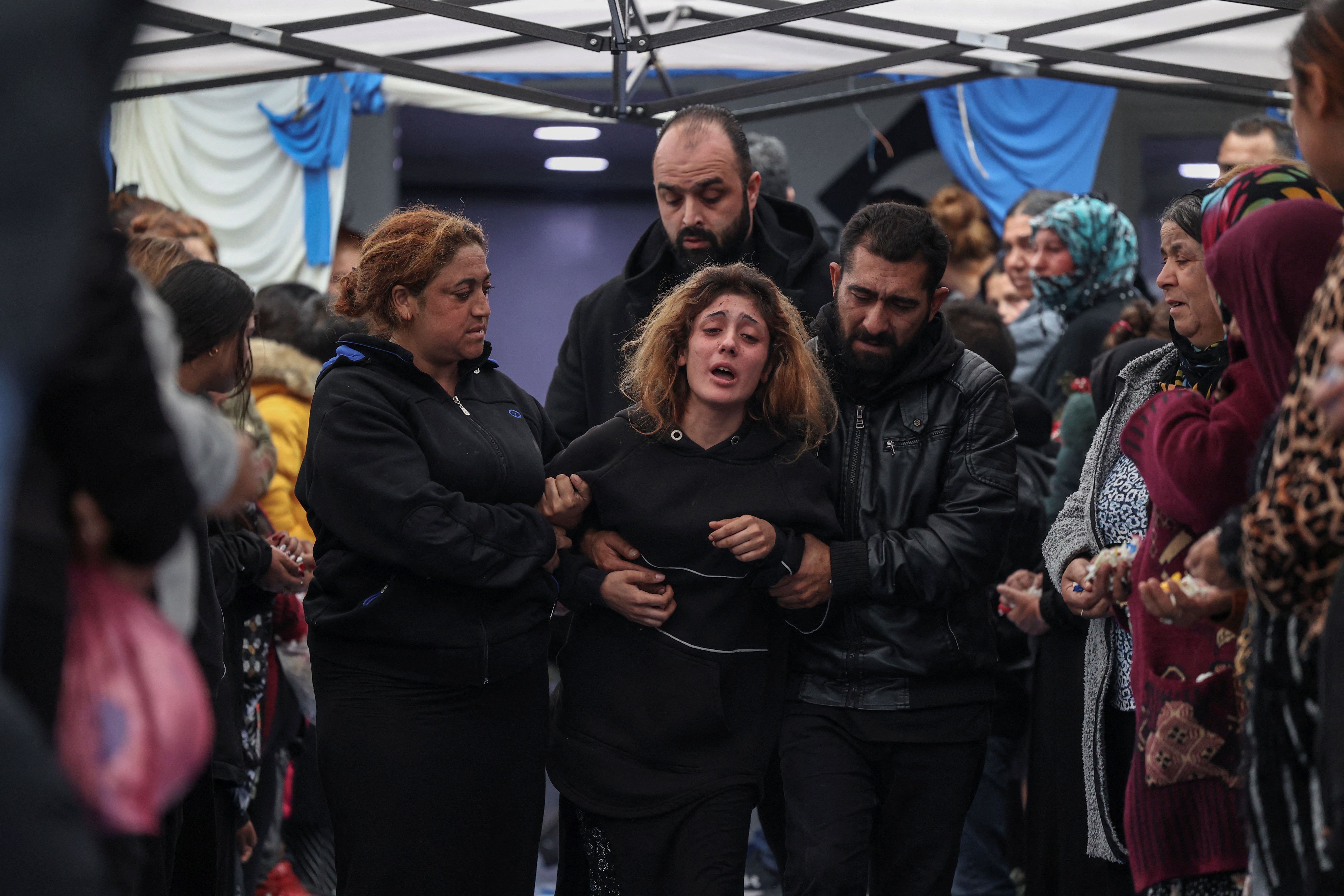 Θεσσαλονίκη: Συγκίνηση στην κηδεία του 16χρονου Ρομά που πυροβολήθηκε από αστυνομικό-2