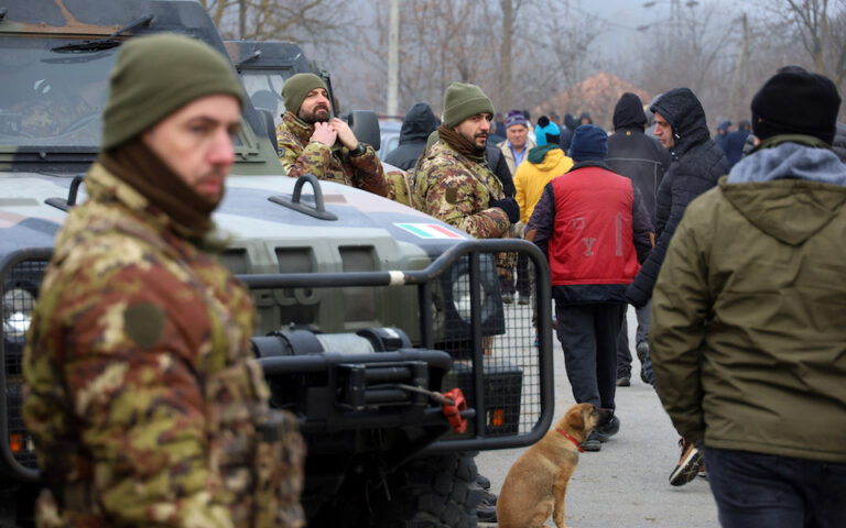 Κόσοβο – Σερβία: Κλιμακώνεται η ένταση με οδοφράγματα, πυρά και στρατιωτικές μετακινήσεις