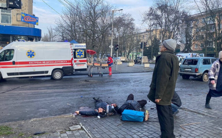 Χερσώνα: Τουλάχιστον 10 νεκροί και 58 τραυματίες από ρωσικό βομβαρδισμό