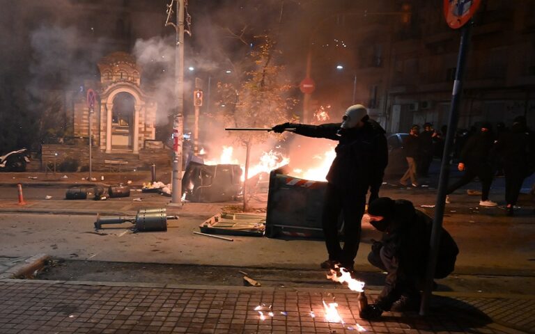 Θεσσαλονίκη: Τέσσερις τραυματίες αστυνομικοί στα επεισόδια μετά την πορεία για Γρηγορόπουλο