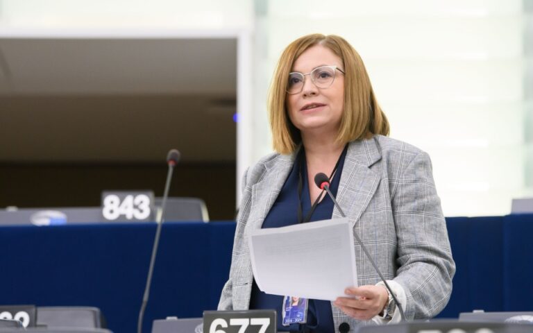 Μαρία Σπυράκη: Κατέθεσε 21.240 ευρώ στο Ε.Κ. – Απέστειλε εξώδικο στον πρώην συνεργάτη της