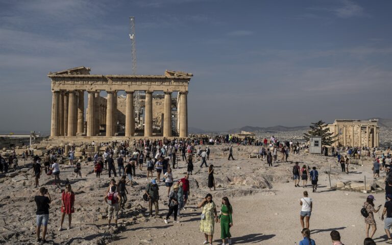 Θα μπει όριο στον τουρισμό της Αθήνας;