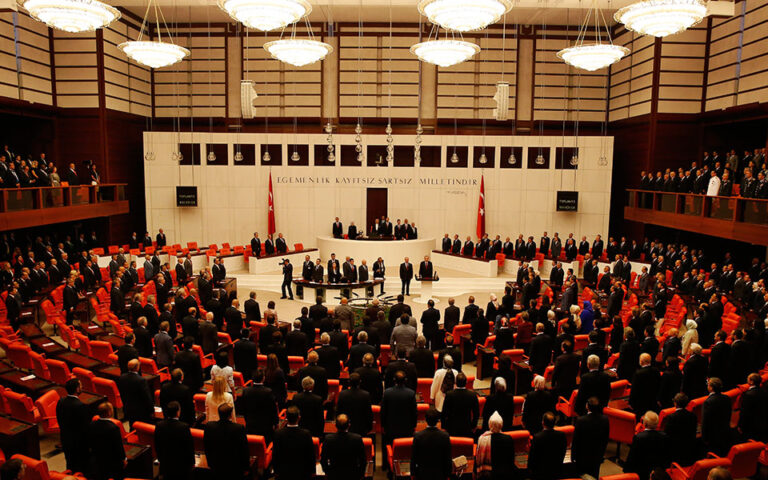 Τουρκία: Κόντρα βουλευτών κυβέρνησης – αντιπολίτευσης για το «θα έρθουμε μια νύχτα»