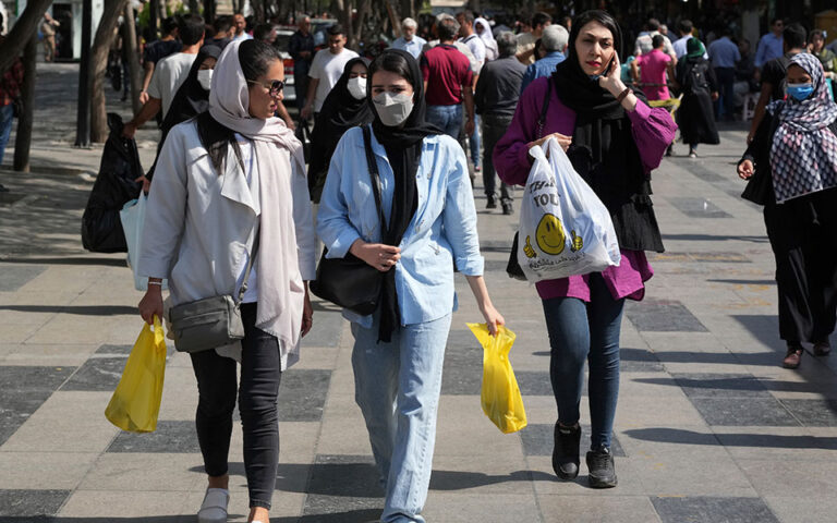 Ιράν: Εξετάζεται αναθεώρηση της νομοθεσίας για την υποχρεωτική χρήση μαντίλας