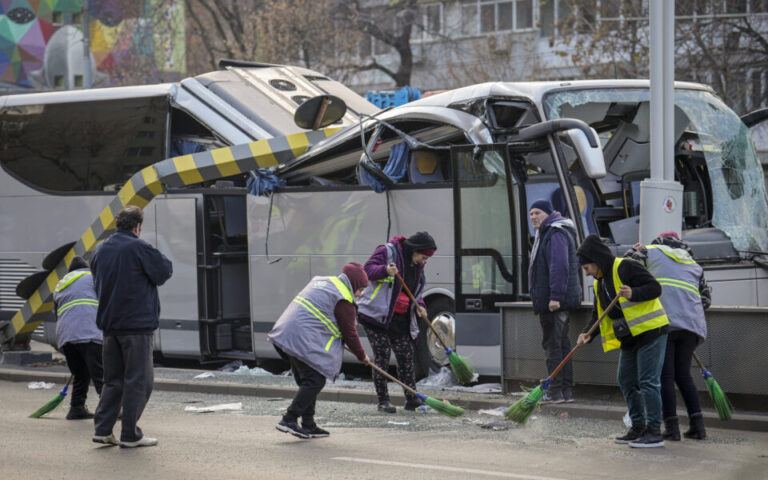 Βουκουρέστι: «Ένα δυστύχημα, πολλά τα αίτια» – Τα ερωτήματα για την αψίδα και τα λάθη του οδηγού