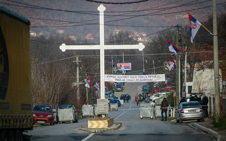 Αποκλιμάκωση στο Κόσοβο: Αποσύρουν τα οδοφράγματα οι Σέρβοι