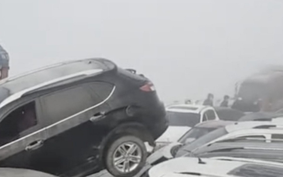 Κίνα: Καραμπόλα εκατοντάδων οχημάτων σε γέφυρα λόγω πυκνής ομίχλης (βίντεο)-1