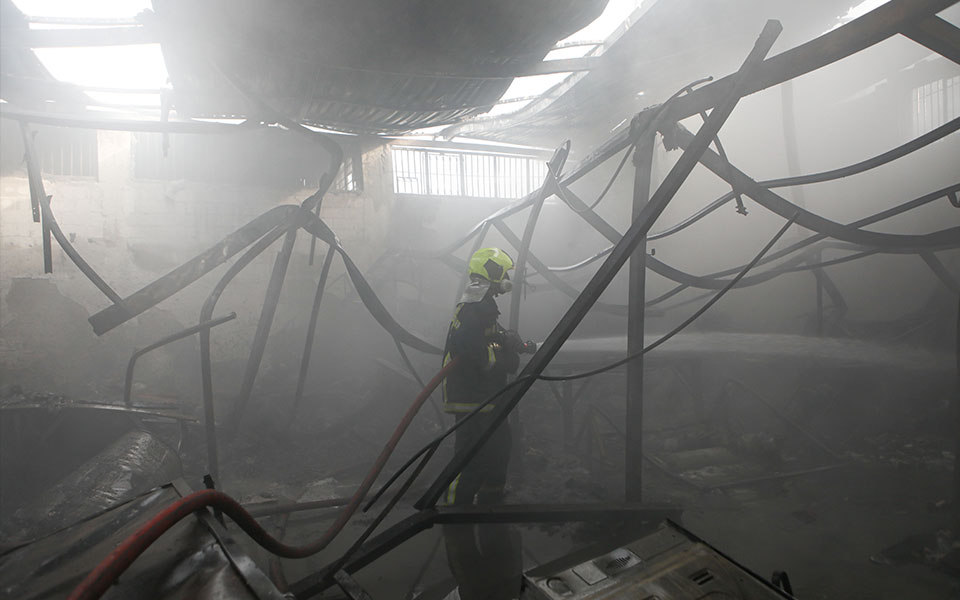 Υπό μερικό έλεγχο η φωτιά σε εργοστάσιο στον Ασπρόπυργο – Μήνυμα από το 112 (εικόνες)-4