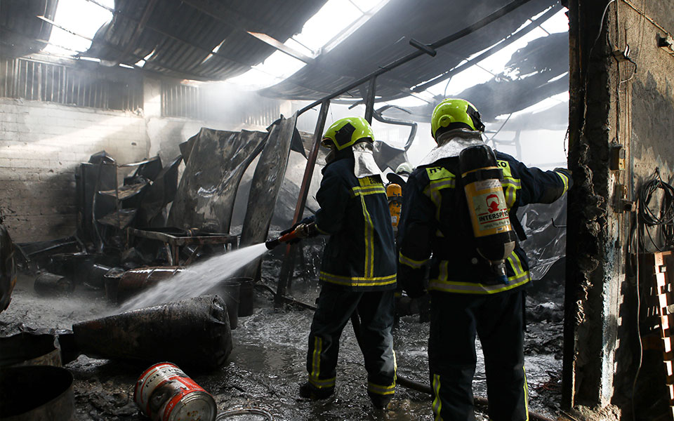 Υπό μερικό έλεγχο η φωτιά σε εργοστάσιο στον Ασπρόπυργο – Μήνυμα από το 112 (εικόνες)-3
