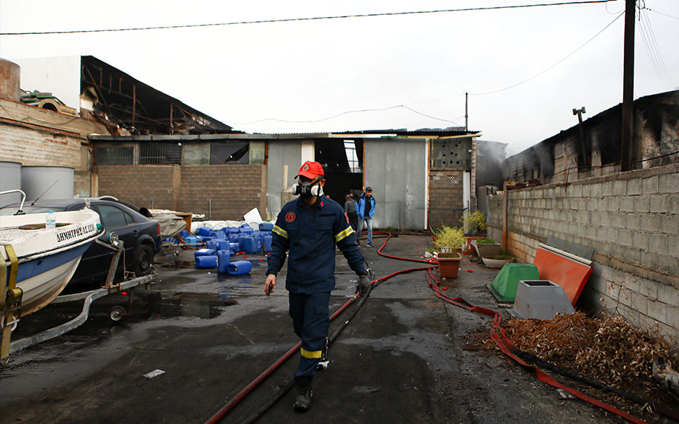 Υπό μερικό έλεγχο η φωτιά σε εργοστάσιο στον Ασπρόπυργο – Μήνυμα από το 112 (εικόνες)-2