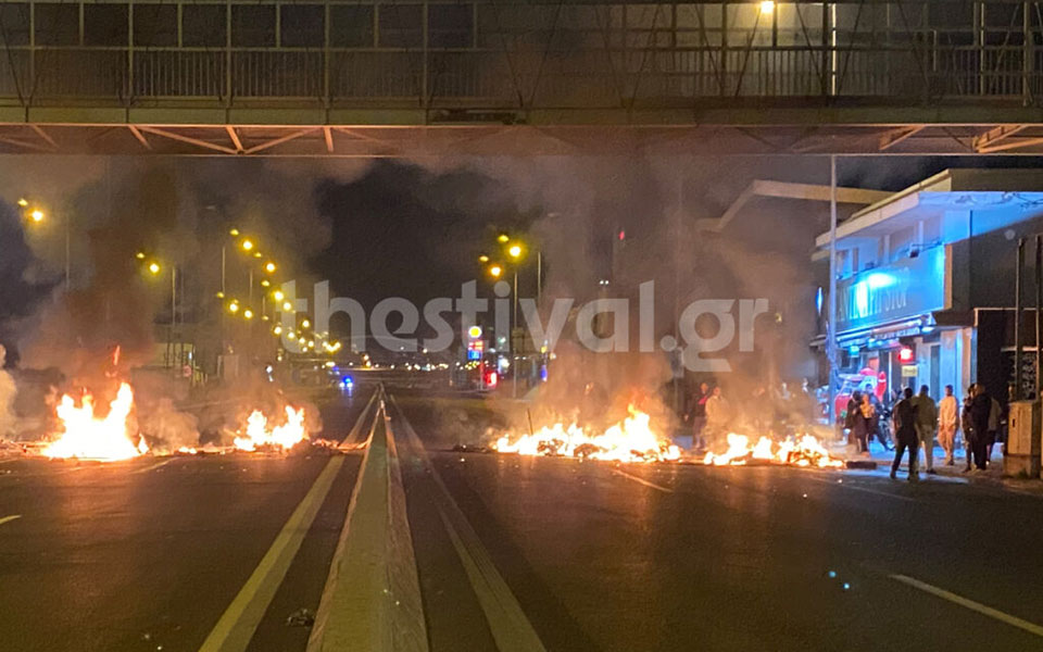 Nύχτα έντασης με Ρομά σε Θεσσαλονίκη και Δυτική Αττική – Τραυματίστηκαν 10 αστυνομικοί στο Μενίδι-1