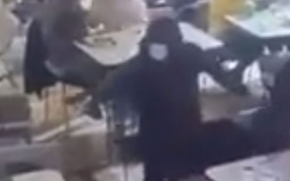 Νέα Σμύρνη: Καρέ καρέ η δολοφονική επίθεση στην καφετέρια – Ένας νεκρός, δυο τραυματίες-2