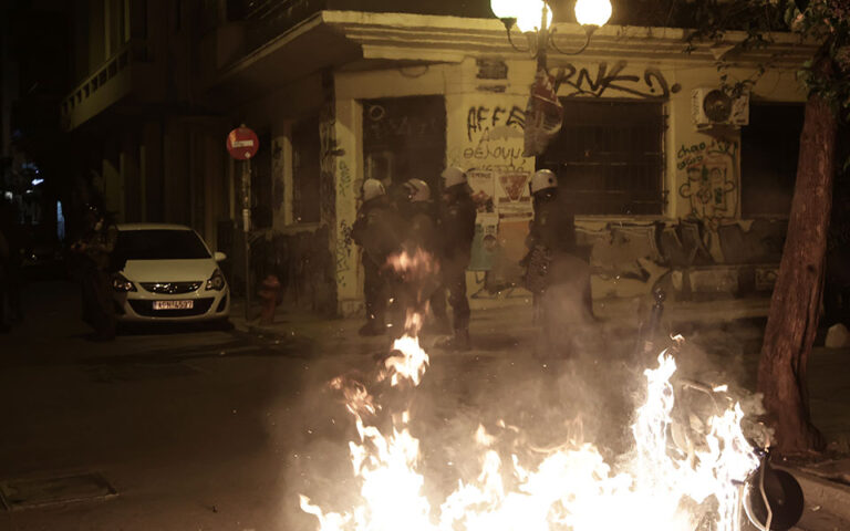 Επέτειος δολοφονίας Γρηγορόπουλου: Επεισόδια σε Εξάρχεια και Θεσσαλονίκη – Βροχή μολότοφ κατά των ΜΑΤ