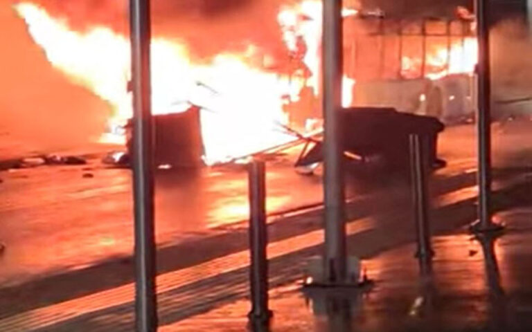 Ρομά έκαψαν κατάστημα με ελαστικά στον Ασπρόπυργο και λεωφορείο στα Άνω Λιόσια