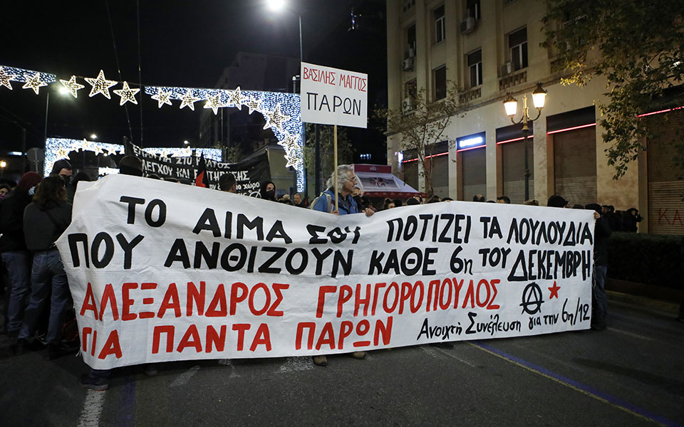 Επέτειος δολοφονίας Γρηγορόπουλου: Επεισόδια σε Εξάρχεια και Θεσσαλονίκη – Βροχή μολότοφ κατά των ΜΑΤ-9