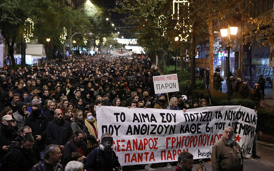Επέτειος δολοφονίας Γρηγορόπουλου: Επεισόδια σε Εξάρχεια και Θεσσαλονίκη – Βροχή μολότοφ κατά των ΜΑΤ-5