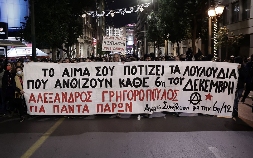 Επέτειος δολοφονίας Γρηγορόπουλου: Επεισόδια σε Εξάρχεια και Θεσσαλονίκη – Βροχή μολότοφ κατά των ΜΑΤ-4