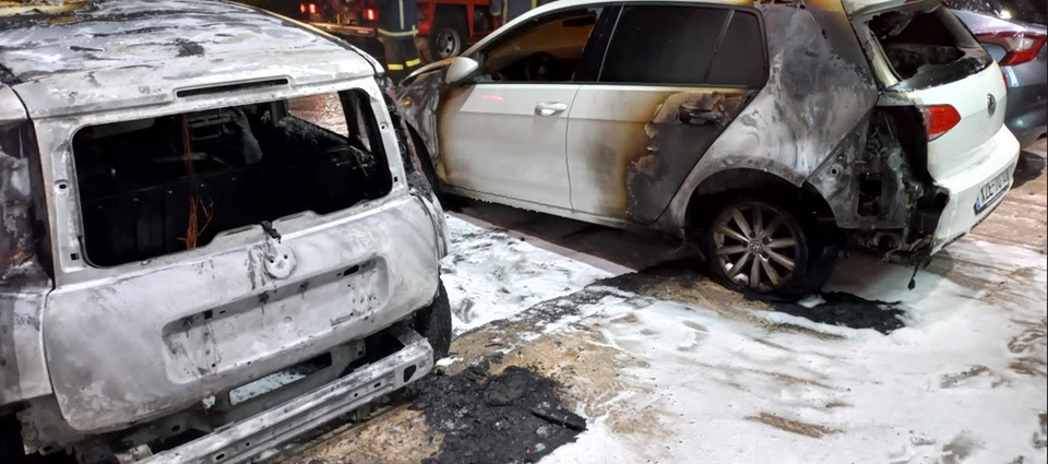 Νύχτα έντασης στην Υμηττού – Εμπρηστική επίθεση σε αντιπροσωπεία αυτοκινήτων-3