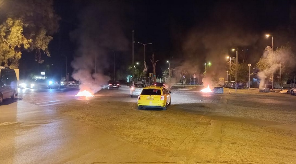 Νύχτα έντασης στην Υμηττού – Εμπρηστική επίθεση σε αντιπροσωπεία αυτοκινήτων-4