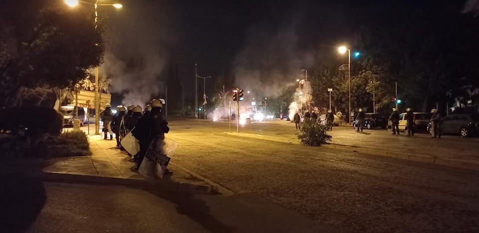 Νύχτα έντασης στην Υμηττού – Εμπρηστική επίθεση σε αντιπροσωπεία αυτοκινήτων-5