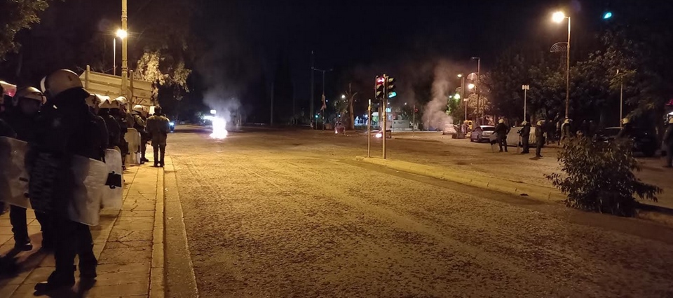 Νύχτα έντασης στην Υμηττού – Εμπρηστική επίθεση σε αντιπροσωπεία αυτοκινήτων-6