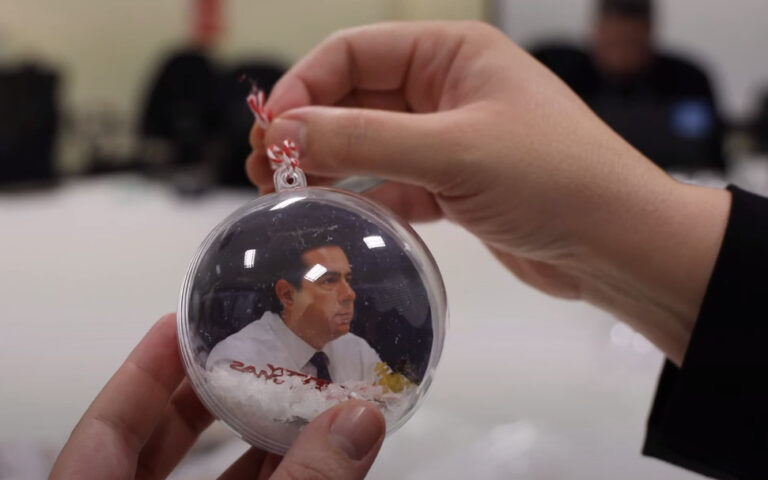 Ο Νότης Μηταράκης έγινε χριστουγεννιάτικη μπάλα (βίντεο)