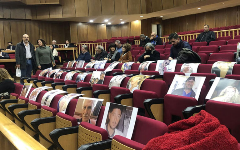 Δίκη για Μάτι: Συγγενείς των θυμάτων έβαλαν φωτογραφίες τους στα έδρανα