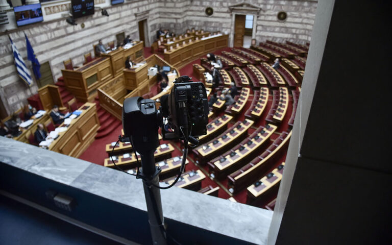 Βουλή: Live η αντιπαράθεση των πολιτικών αρχηγών για τις υποκλοπές