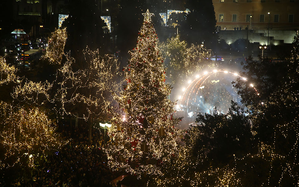Φωταγωγήθηκε το δέντρο στην πλατεία Συντάγματος (εικόνες)-1