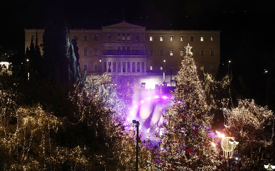 Φωταγωγήθηκε το δέντρο στην πλατεία Συντάγματος (εικόνες)-8