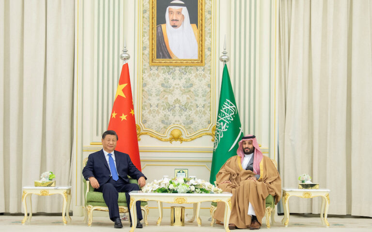 Από τα πετροδολάρια στα πετρογουάν: Κίνα και Άραβες επιθυμούν να αλλάξουν την αγορά ενέργειας