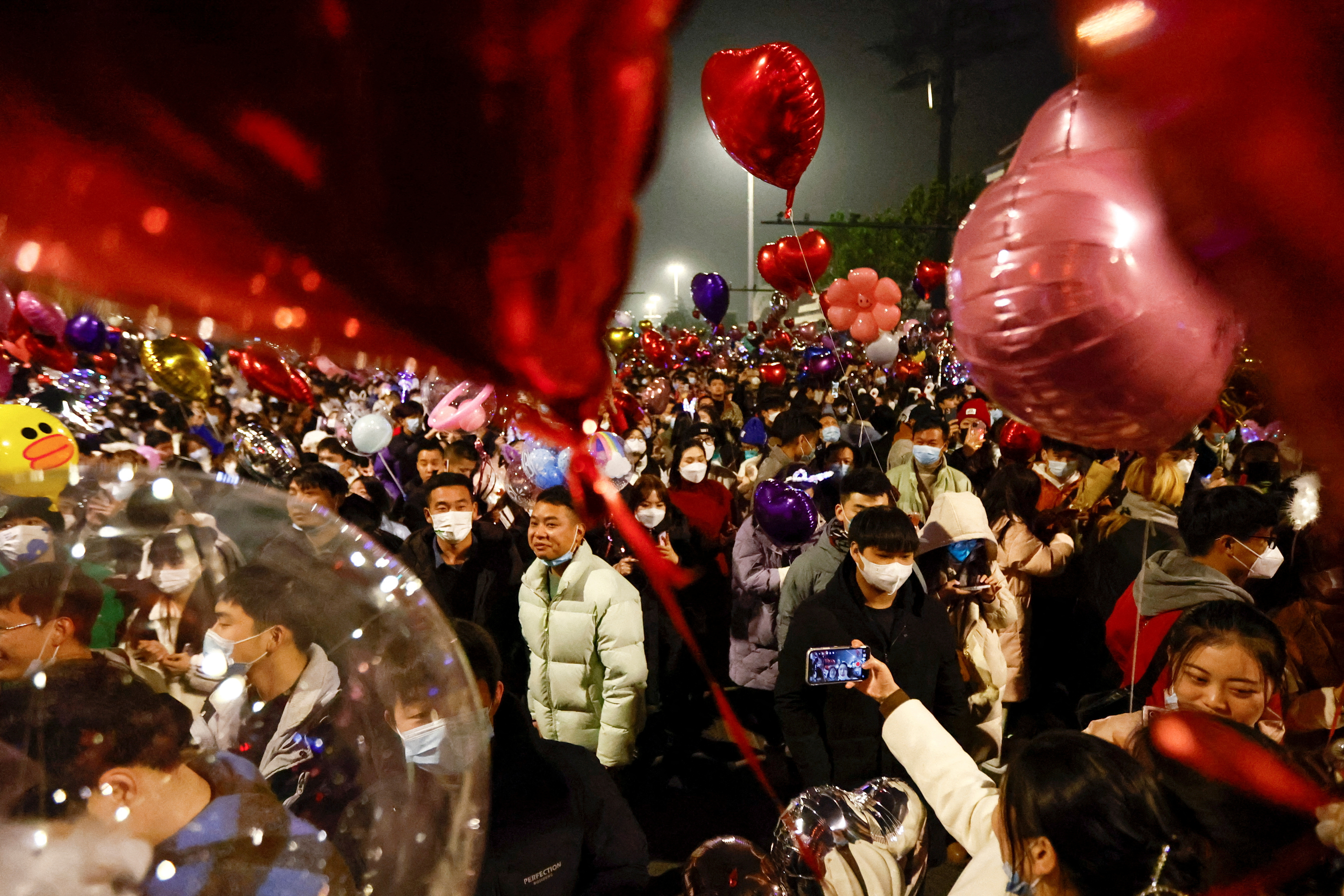 Κίνα: Χιλιάδες κόσμου γιόρτασαν την Πρωτοχρονιά στη Γουχάν-1