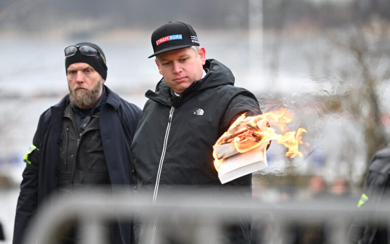 Σουηδία: Το φλεγόμενο Κοράνι, ο… πυρομανής και ο μεσάζων