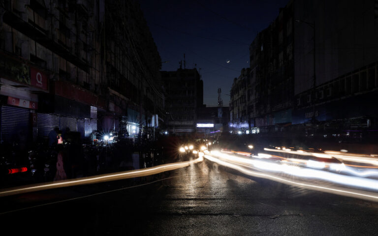Πακιστάν: Βυθισμένο στο σκοτάδι για ώρες μεγάλο μέρος της χώρας λόγω μπλακάουτ