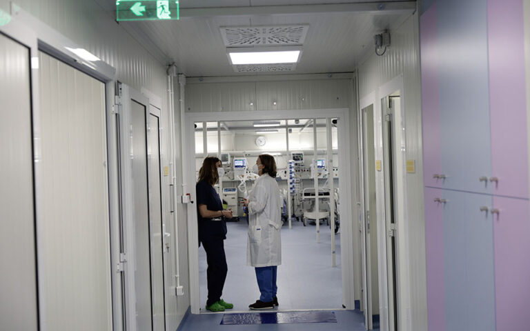 Υπ. Υγείας: 1.800 ευρώ τον μήνα σε γιατρούς και 1.200 σε νοσηλευτές για κάλυψη κενών σε νοσοκομεία