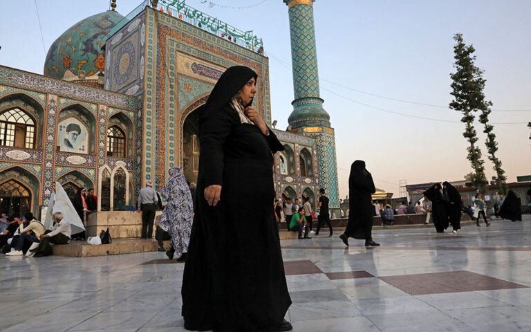 Ιράν: Η αστυνομία ξεκινά και πάλι να ελέγχει αν οι γυναίκες σε αυτοκίνητα φορούν χιτζάμπ