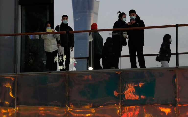 Το Πεκίνο απειλεί με αντίποινα για τους περιορισμούς σε Κινέζους ταξιδιώτες