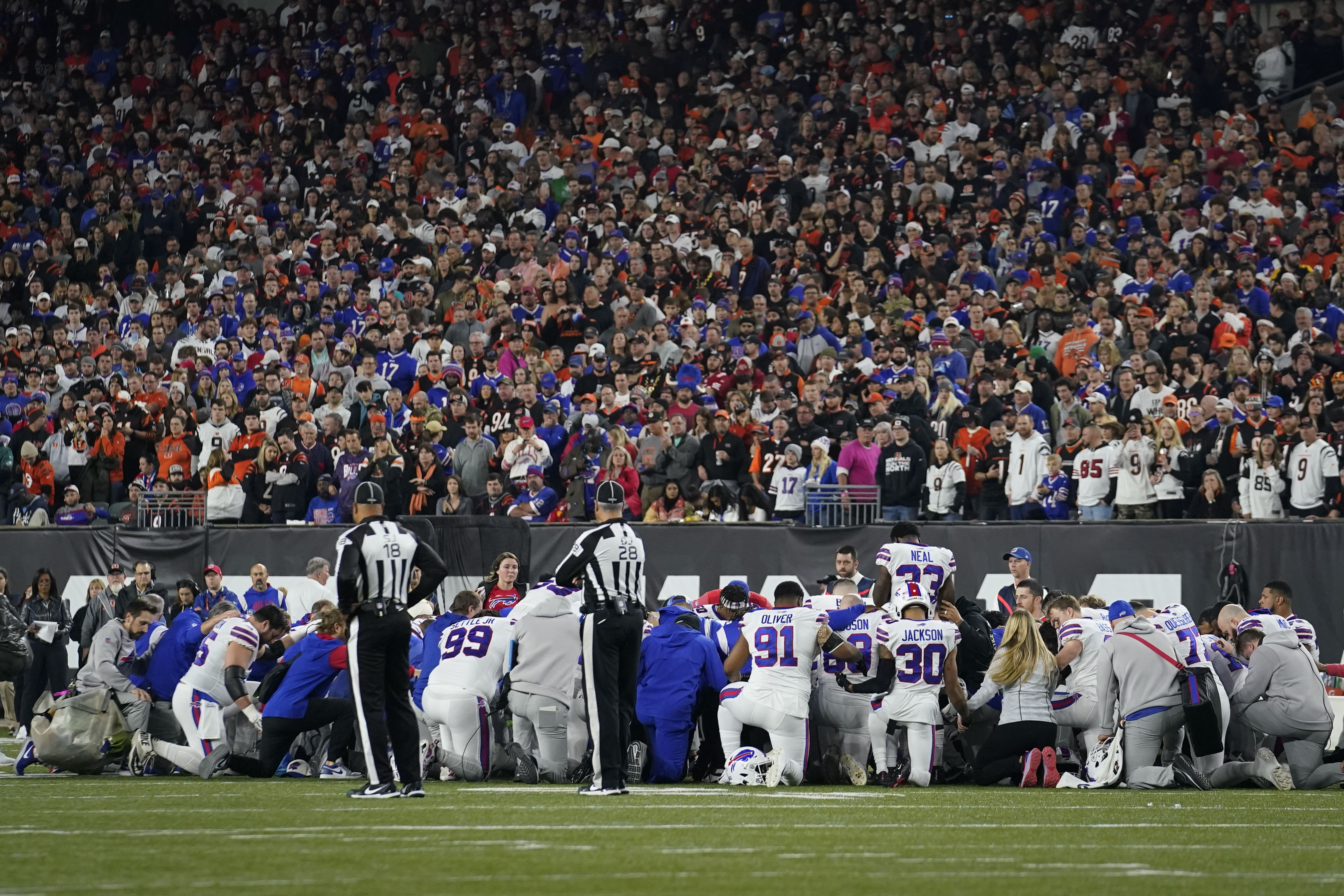 NFL: Παίκτης κατέρρευσε εν ώρα αγώνα – Νοσηλεύεται σε κρίσιμη κατάσταση-1