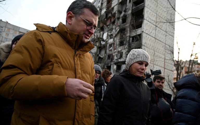 Ουκρανία: Το Χάρκοβο βομβαρδίζεται λίγες ώρες μετά την επίσκεψη της Γερμανίδας ΥΠΕΞ