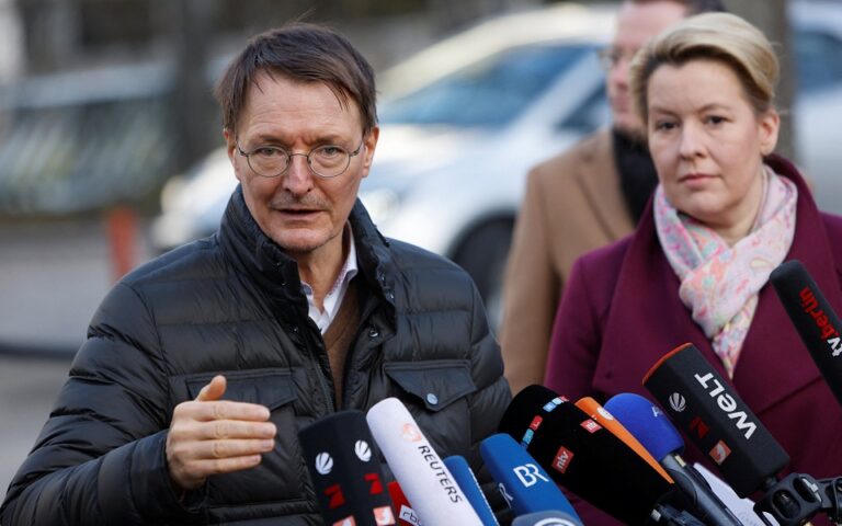 Γερμανία: Ο υπουργός Υγείας ανησυχεί για τη νέα υποπαραλλαγή του κορωνοϊού