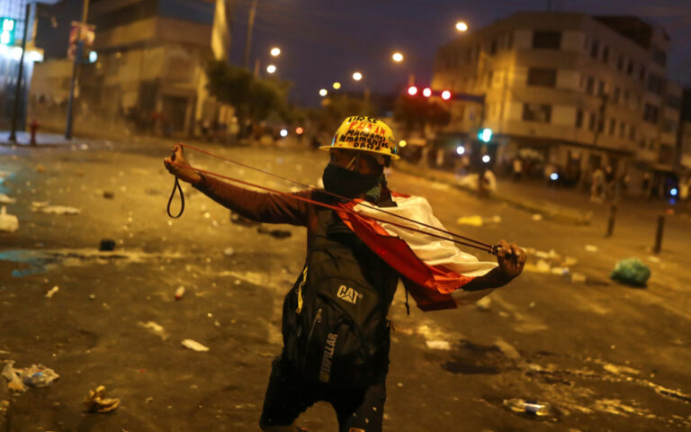 Πολιτική κρίση στο Περού: Η κυβέρνηση ζητεί από τον στρατό να ανοίξει τους δρόμους