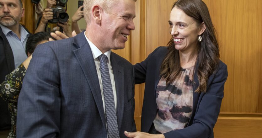 Η Τζασίντα Αρντερν με τον διάδοχο στον πρωθυπουργικό θώκο της Νέας Ζηλανδίας, Κρις Χίπκινς. Αν θέλεις χαρούμενο τέλος στις ιστορίες, είπε ο Ορσον Ουέλς, πρέπει να ξέρεις πότε να τις τελειώνεις. Φωτ. ASSOCIATED PRESS