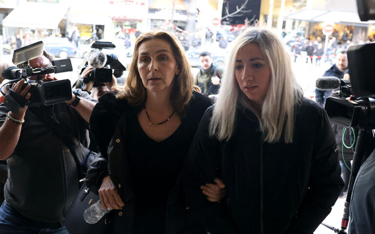 Δίκη για τη δολοφονία Άλκη: «Kανείς δεν ζήτησε ούτε μία συγγνώμη», είπε στους 12 κατηγορούμενους η μητέρα του 19χρονου